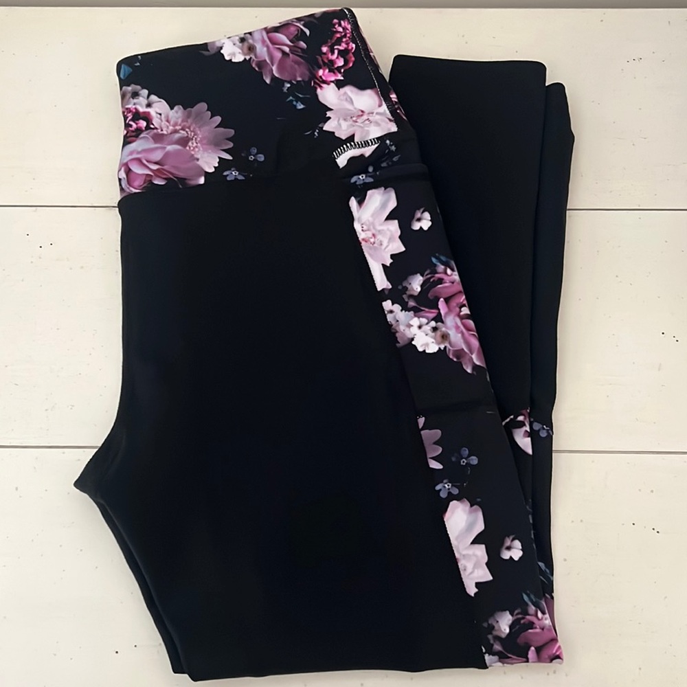 Pre-owned Black floral Skechers leggings. Size Medium. Excellent condition.